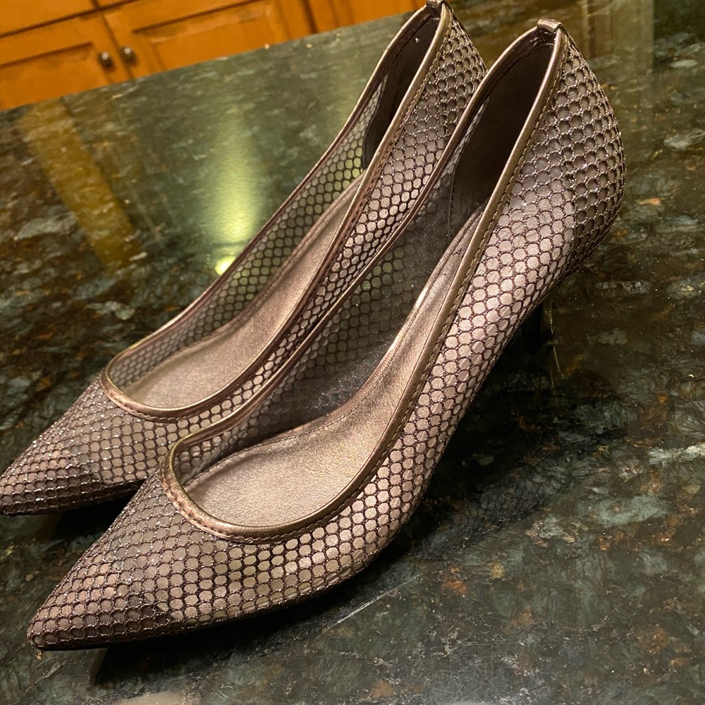 ADRIANNA PAPELL GLITTER/METALLIC PUMPS!